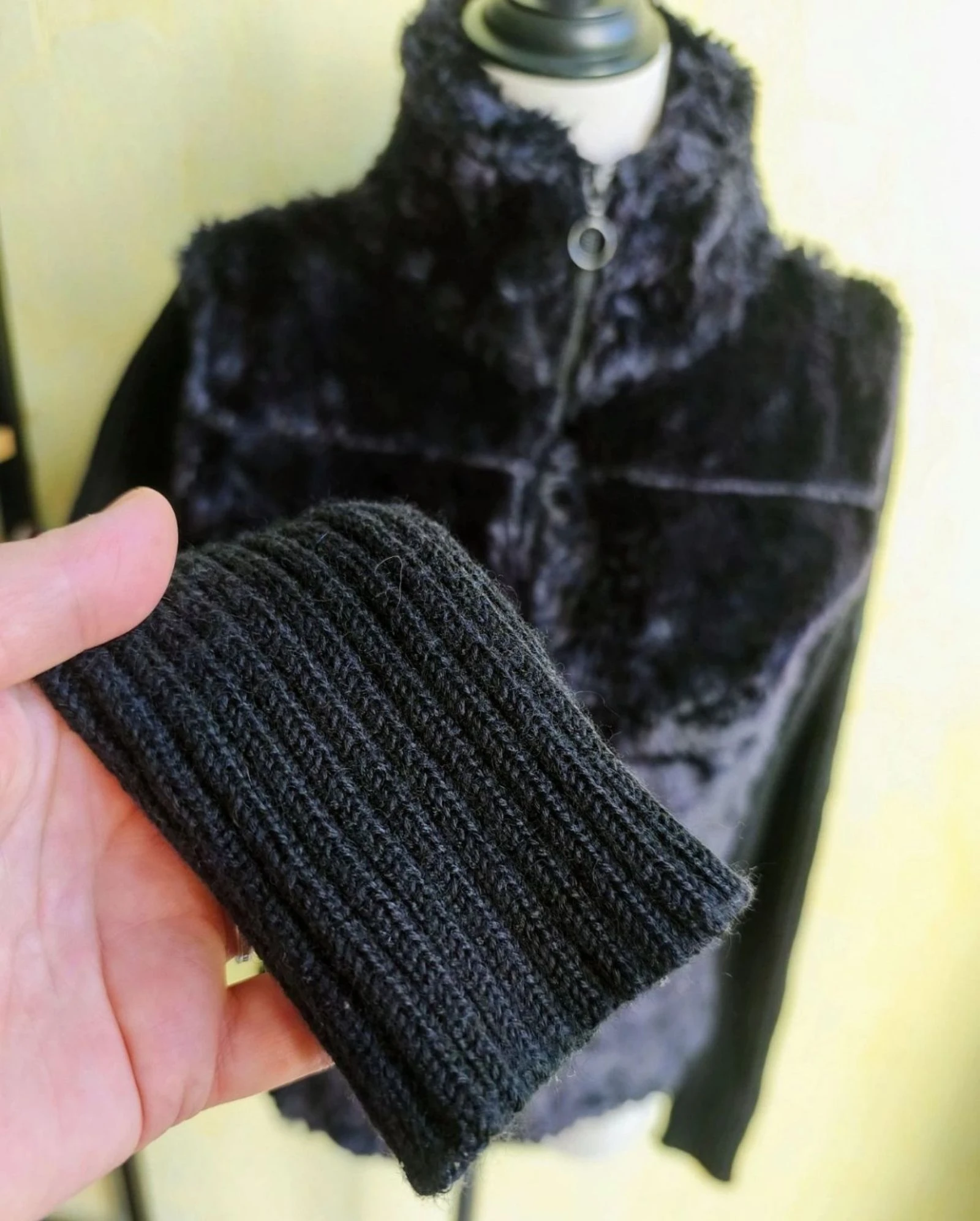 🖤 Knitwear jacket / vest with faux fur – photo 6